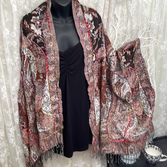 Reversible Pashmina Brown & Pink. And Other Side is Grey & Brown. Beautiful 💕 - Picture 3 of 8